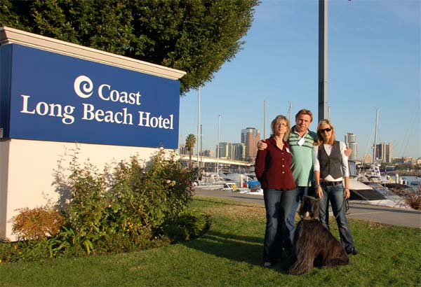 Spolo�n� foto pred hotelom